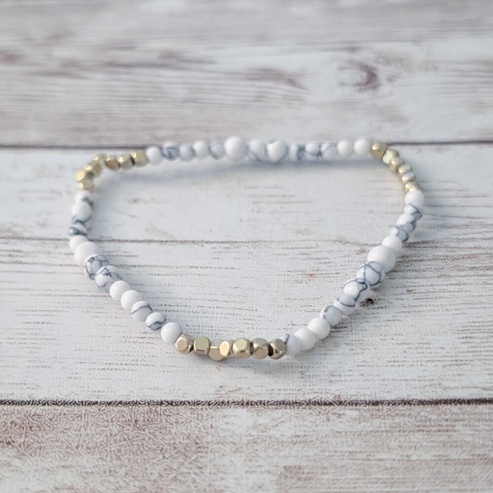 Vintage Stretch Bracelet - Thin Marbled White & Gold Tone Beads